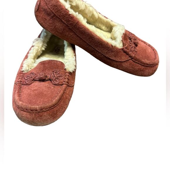 Ugg Womens Size 7 Brick Colored Suede Flat loafers/slippers - Picture 1 of 4